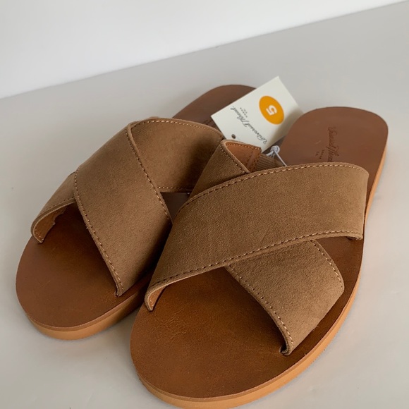 💥SALE! $10 or 3/$19 Universal Thread Vegan Suede Sandals - Picture 4 of 10